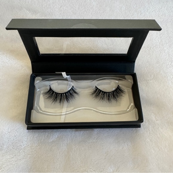 Brand New NIB Lilly Lashes 3D Mink Strip Lash Miami - Picture 4 of 9